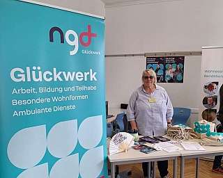 Kollegin an Messestand