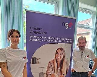 Kollegin und Kollege vor Roll-Up