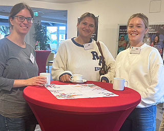 Drei Kolleginnen an einem Tisch