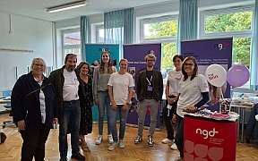 Kolleginnen und Kollegen vor Messe Roll-Ups